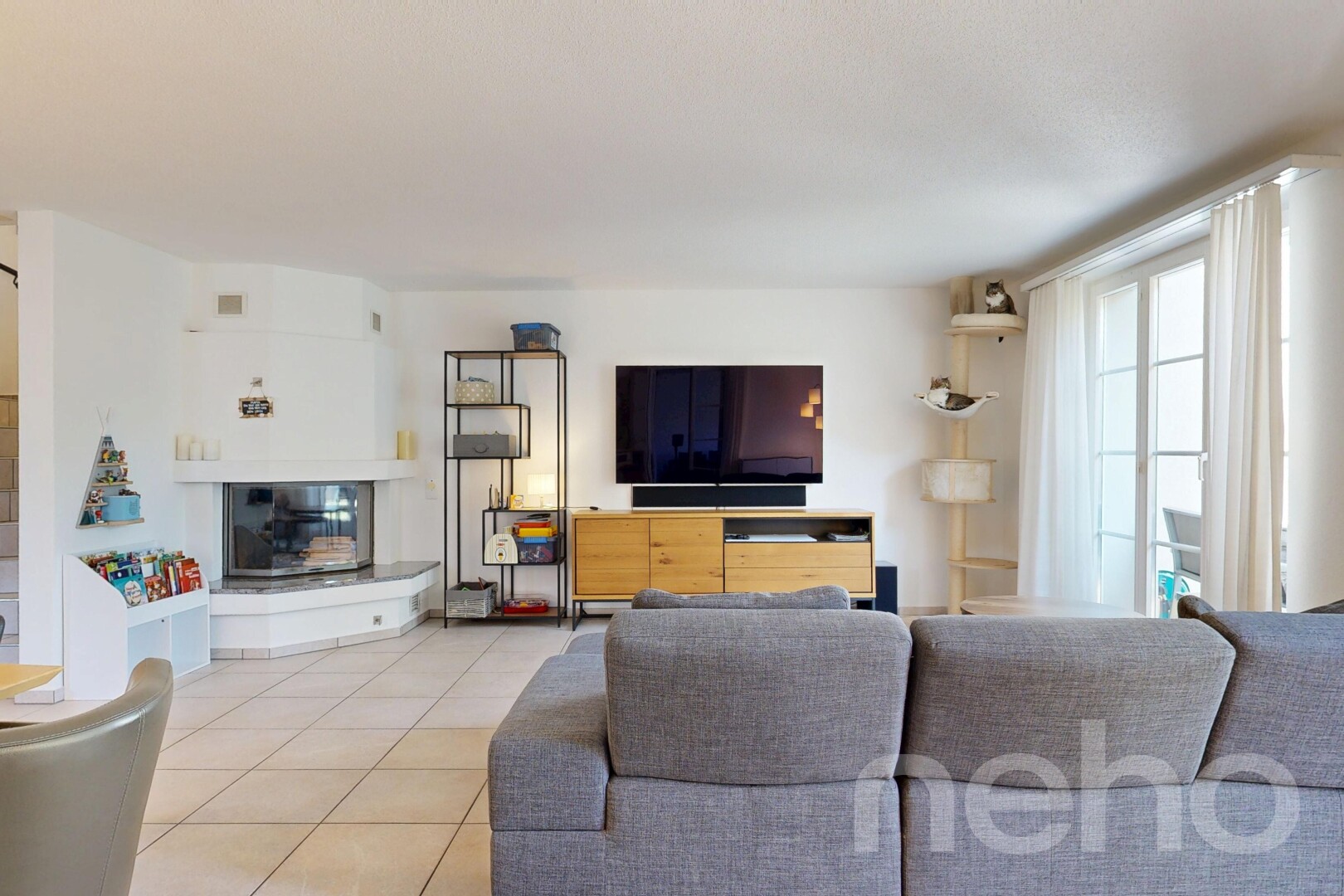 wohnzimmer mit fernseher, drywall, gipskartonwand, tile floor, und fliesenboden