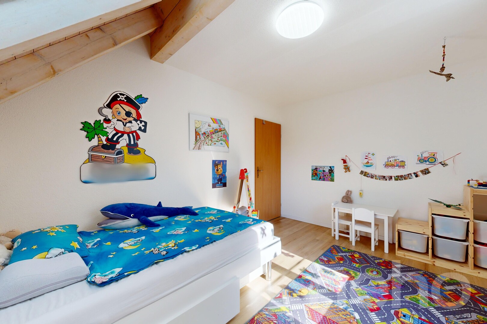 zimmer / schlafzimmer mit holzfußboden, wood finish floor, gipskartonwand, drywall, und balkendecke