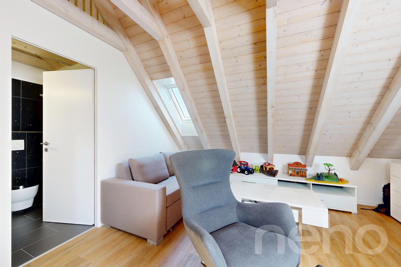 wohnzimmer mit beamed ceiling, balkendecke, wood finish floor, holzfußboden, und inside property