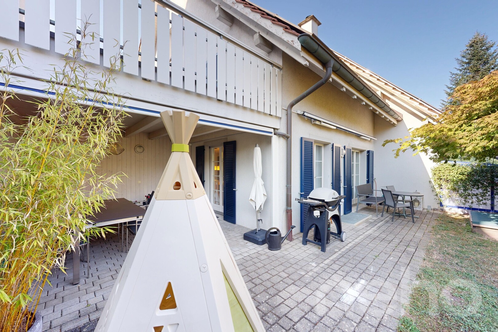 terrasse mit property visible, terrasse, grill, day time, und balkon
