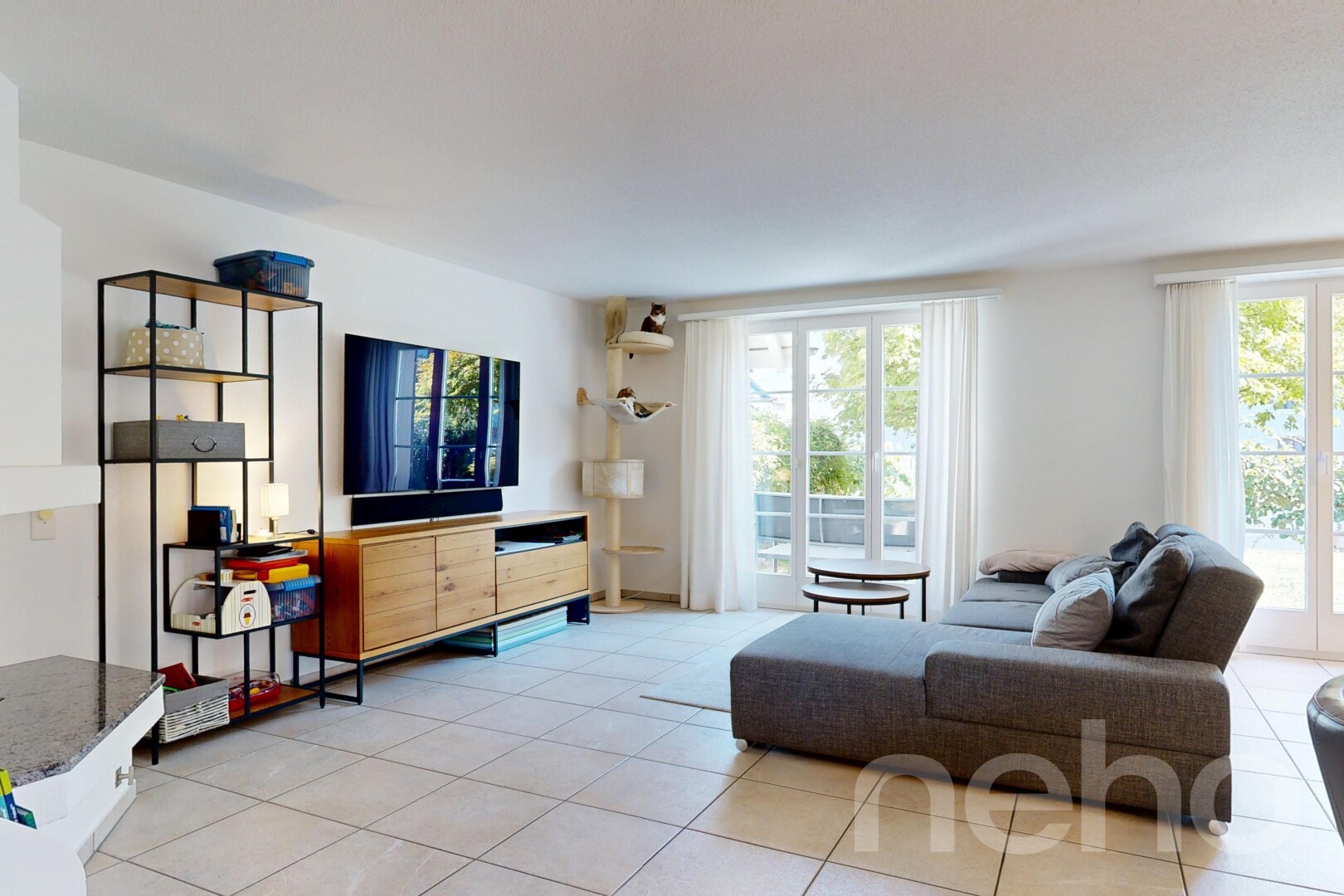 wohnzimmer mit fernseher, gipskartonwand, drywall, fliesenboden, und tile floor