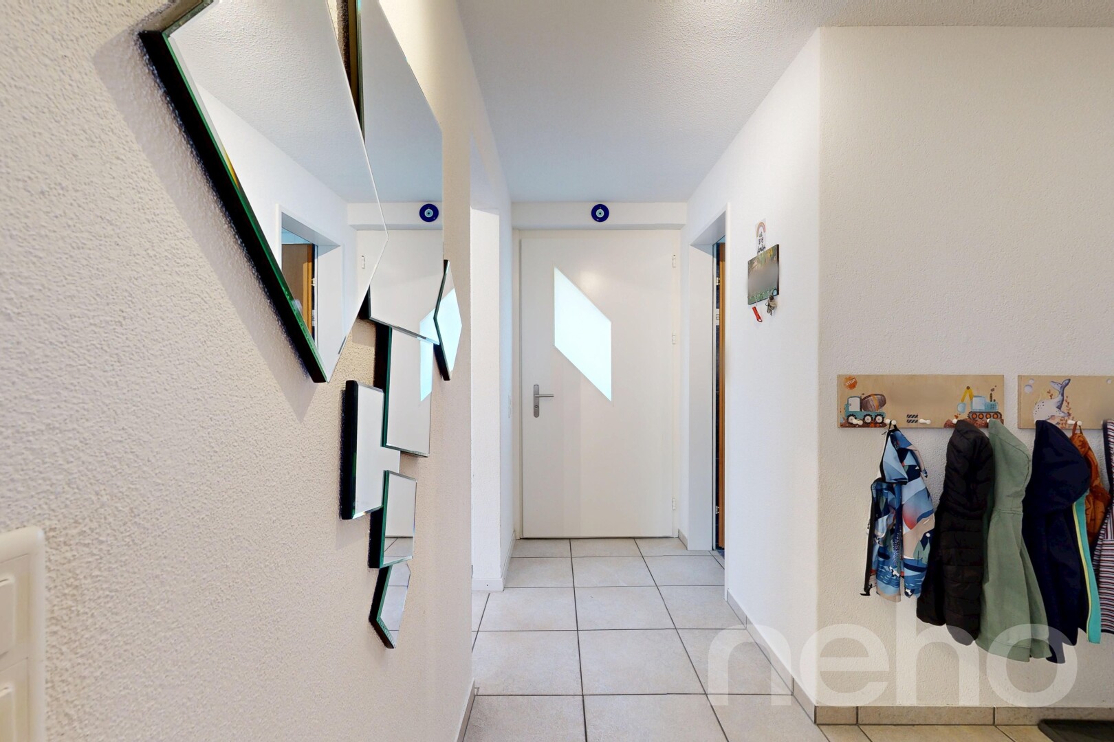 halle / korridor mit tile floor, fliesenboden, light floor, und inside property