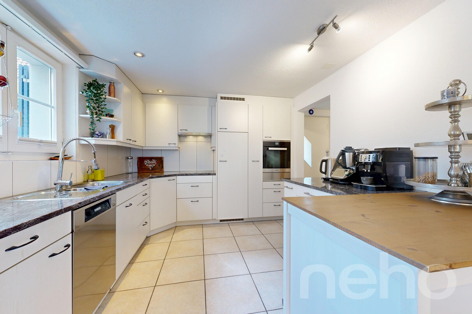 küche mit open shelves, offene regale, white cabinets, weiße schränke, und light floor