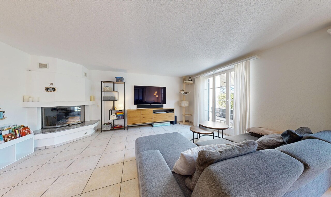 wohnzimmer mit fernseher, drywall, gipskartonwand, kamin, und tile floor