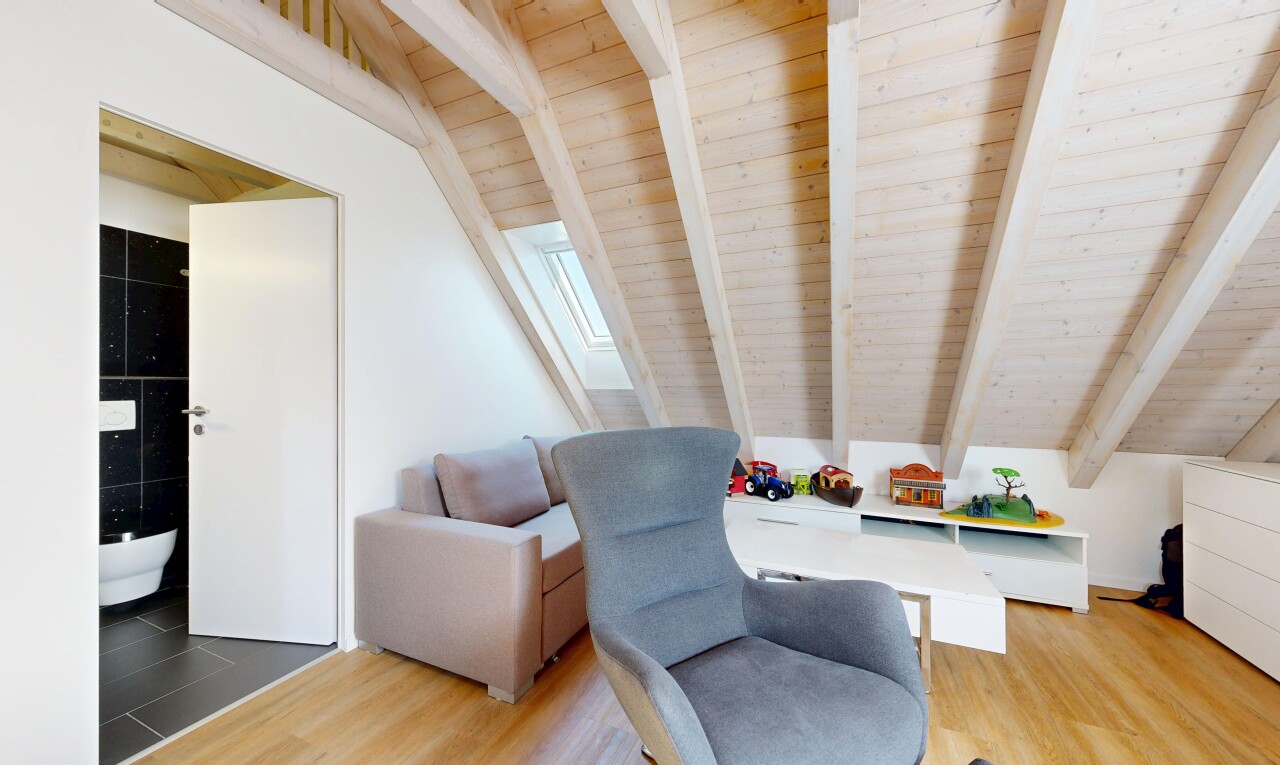 wohnzimmer mit beamed ceiling, balkendecke, wood finish floor, holzfußboden, und inside property