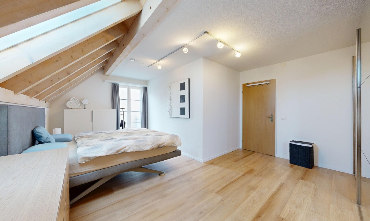 zimmer / schlafzimmer mit deckenbeleuchtung, wood finish floor, holzfußboden, vaulted ceiling, und dachschräge