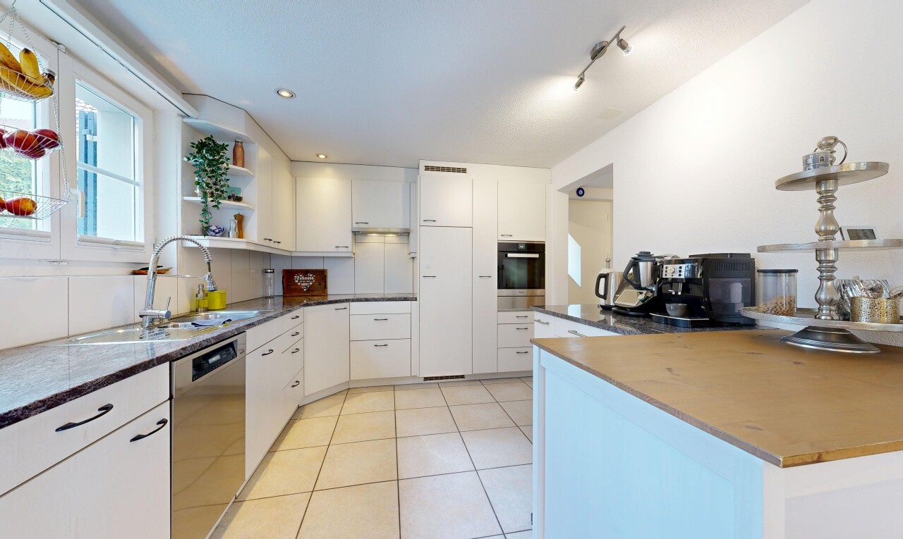 küche mit open shelves, offene regale, white cabinets, weiße schränke, und light floor