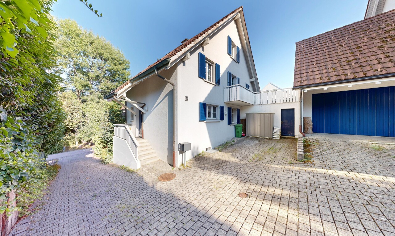 außenansicht mit ziegeldach, property visible, stuckverkleidung, day time, und auffahrt
