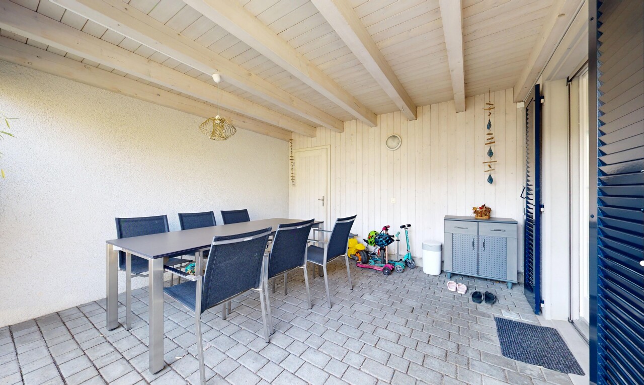 esszimmer mit balkendecke, beamed ceiling, pendelleuchte, high end ceiling, und holzdecke