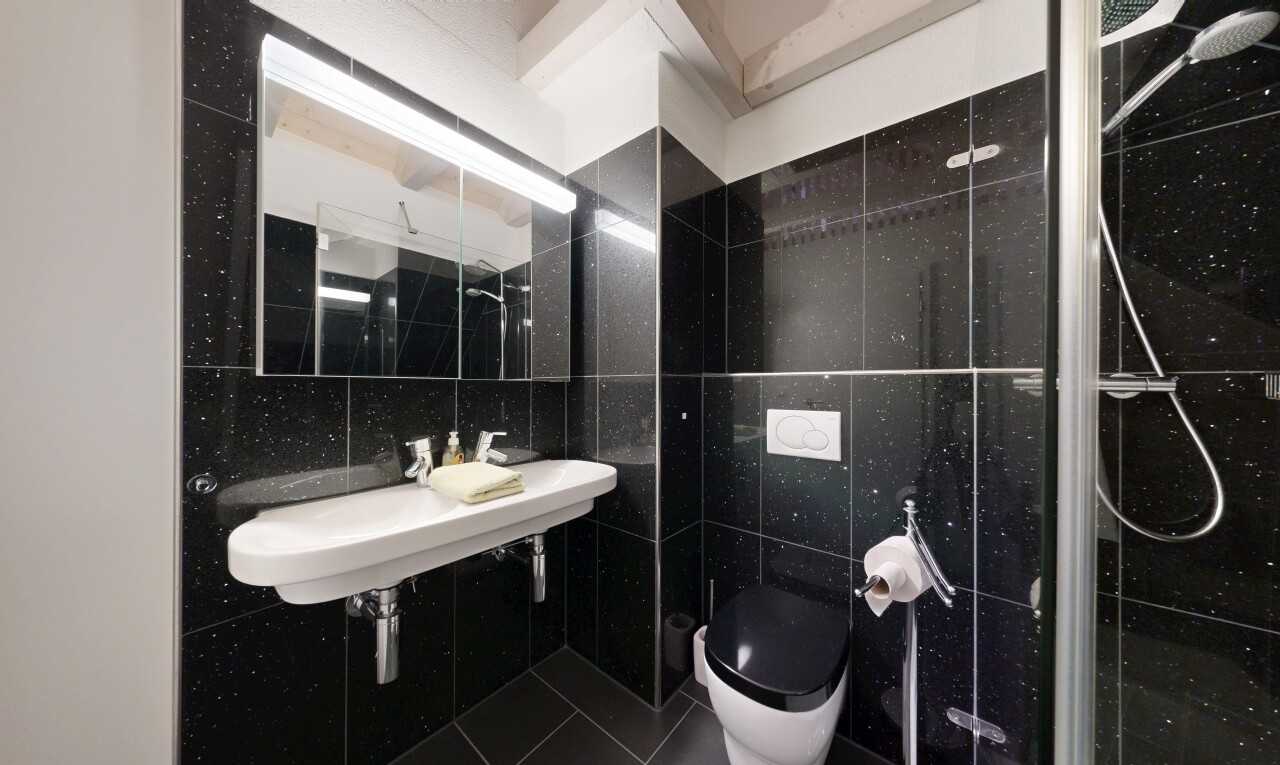 bad mit fliesenwand, tile wall, spiegel, waschbecken, und fliesenboden