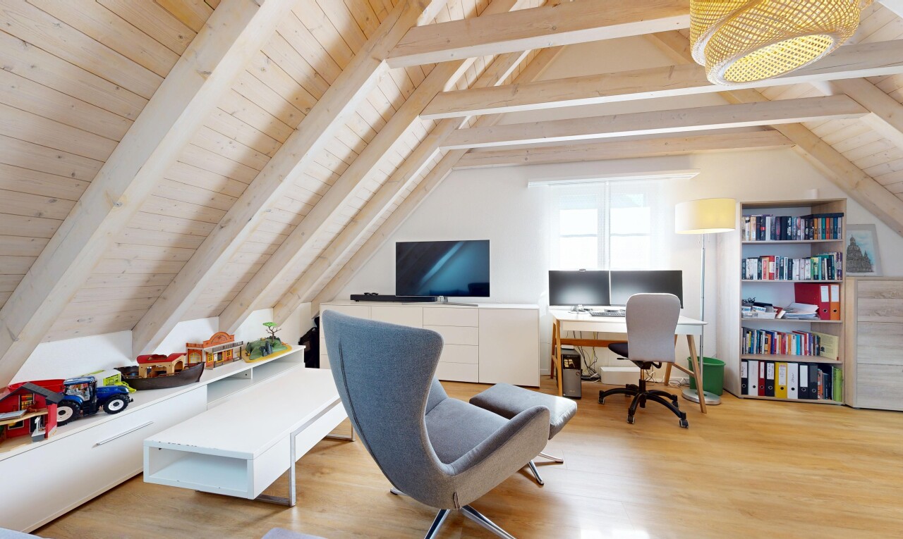 büro mit vaulted ceiling, dachschräge, beamed ceiling, balkendecke, und wood finish floor