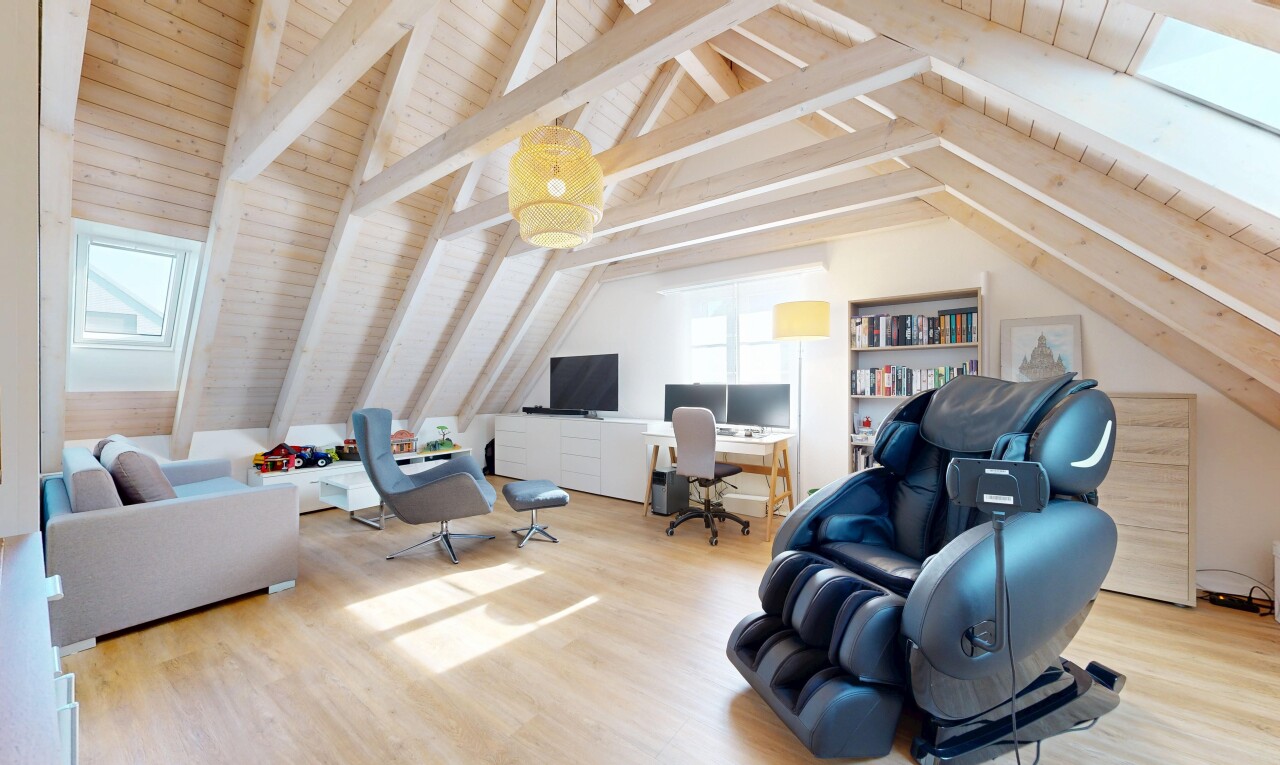 wohnzimmer mit wood finish floor, holzfußboden, vaulted ceiling, dachschräge, und beamed ceiling