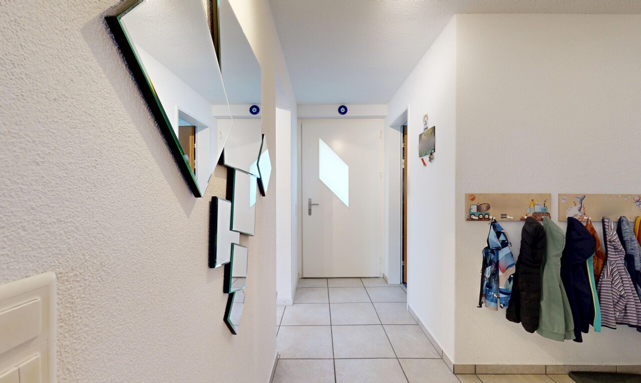 halle / korridor mit tile floor, fliesenboden, light floor, und inside property