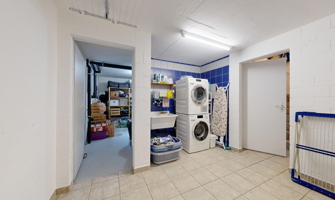 wäschekammer mit waschturm, wäscherei, inside property, fliesenboden, und tile floor
