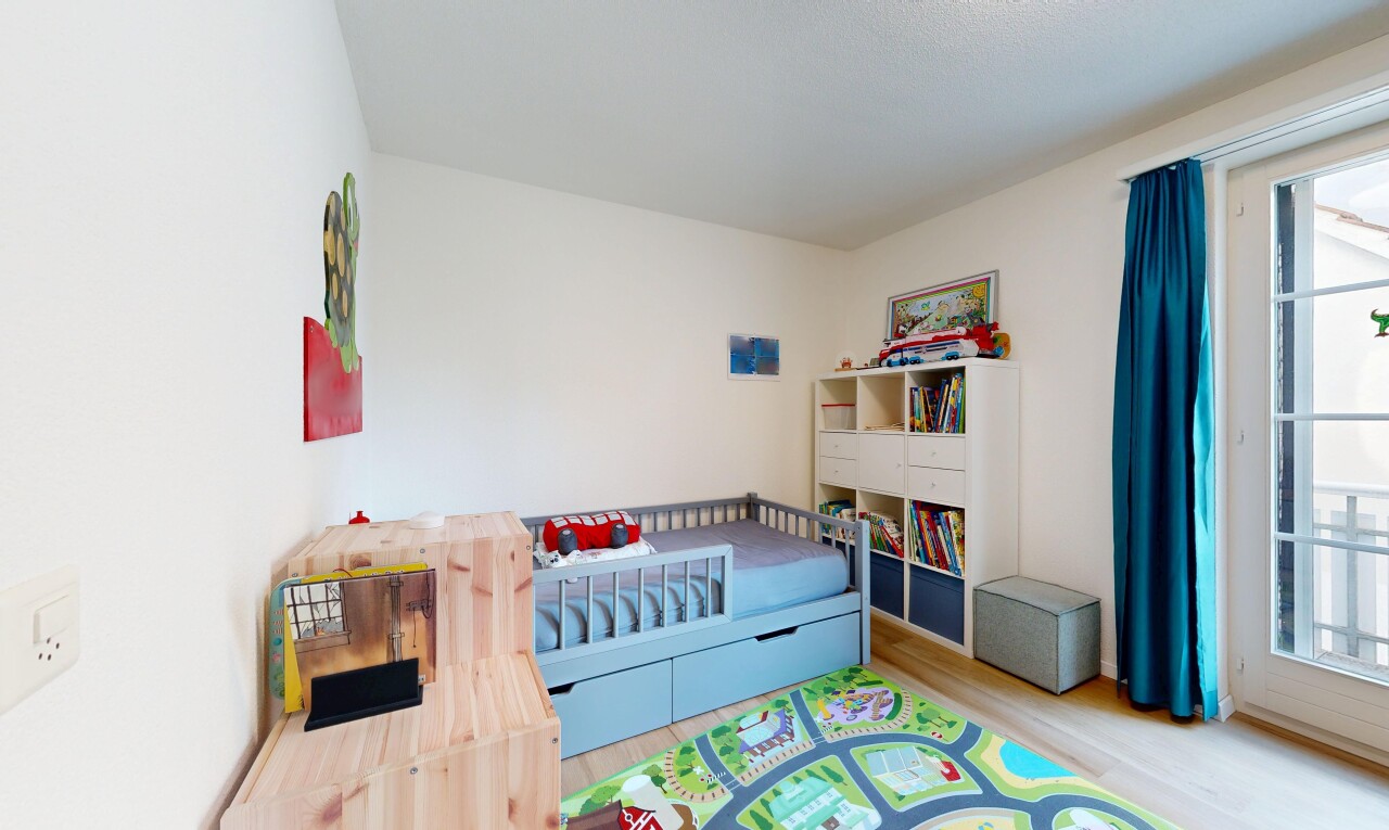 zimmer / schlafzimmer mit wood finish floor, holzfußboden, drywall, gipskartonwand, und inside property