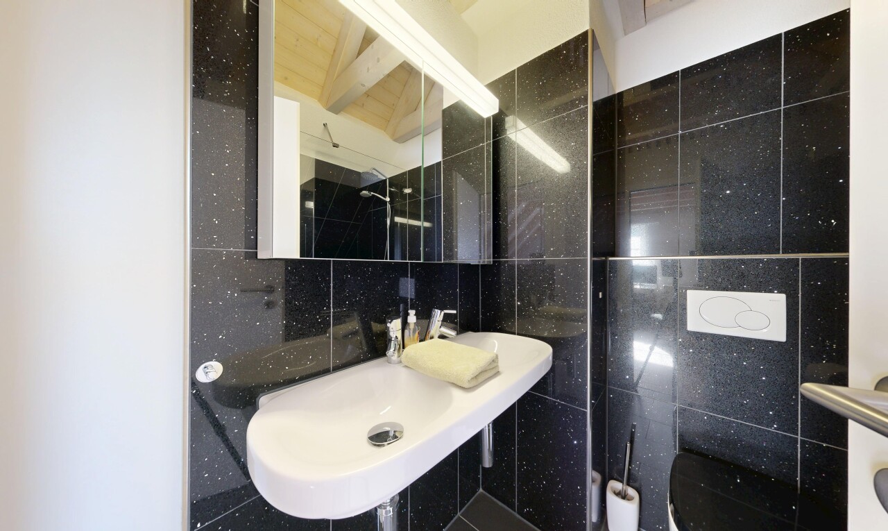 bad mit tile wall, fliesenwand, spiegel, toilette, und waschbecken