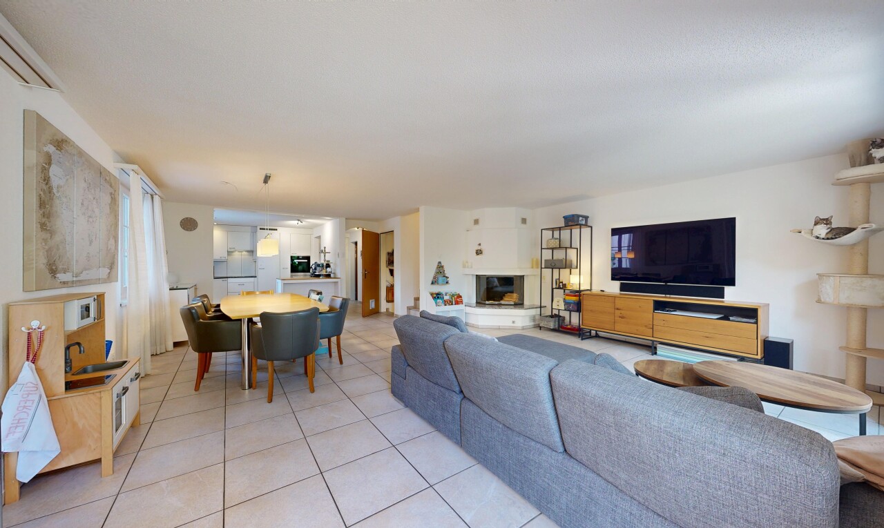 wohn- / esszimmer mit fernseher, drywall, gipskartonwand, tile floor, und fliesenboden