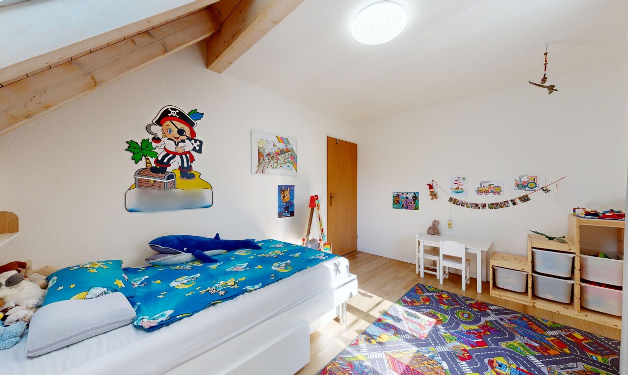 zimmer / schlafzimmer mit holzfußboden, wood finish floor, gipskartonwand, drywall, und balkendecke