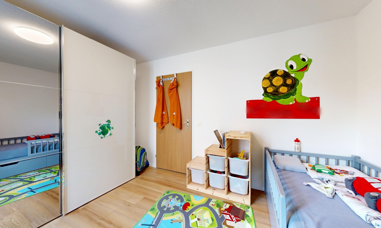 zimmer / schlafzimmer mit wood finish floor, holzfußboden, drywall, gipskartonwand, und inside property