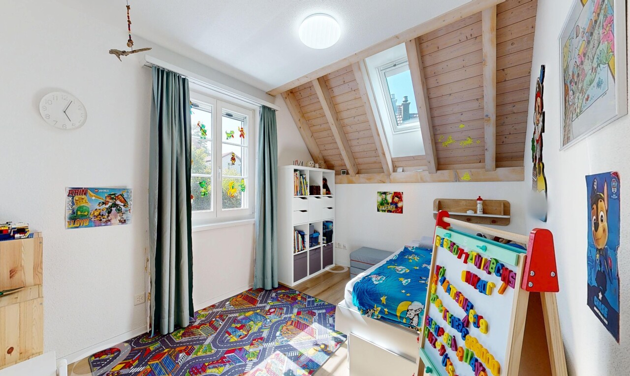 zimmer / schlafzimmer mit beamed ceiling, balkendecke, vaulted ceiling, dachschräge, und high end ceiling