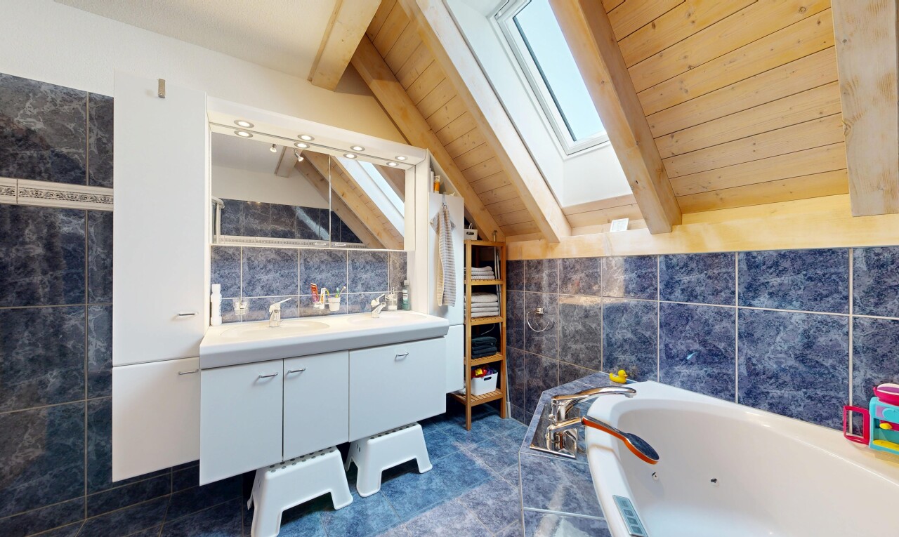 bad mit fliesenwand, tile wall, balkendecke, beamed ceiling, und dachfenster
