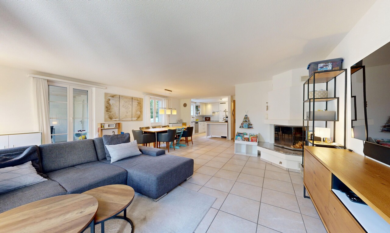wohn- / esszimmer mit drywall, gipskartonwand, kamin, tile floor, und fliesenboden