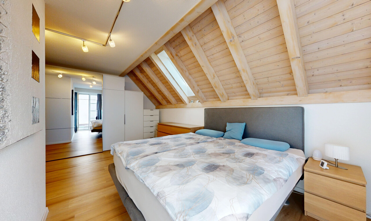 zimmer / schlafzimmer mit deckenbeleuchtung, beamed ceiling, balkendecke, vaulted ceiling, und dachschräge