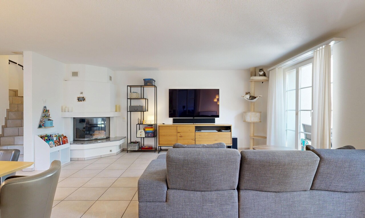 wohnzimmer mit fernseher, drywall, gipskartonwand, tile floor, und fliesenboden