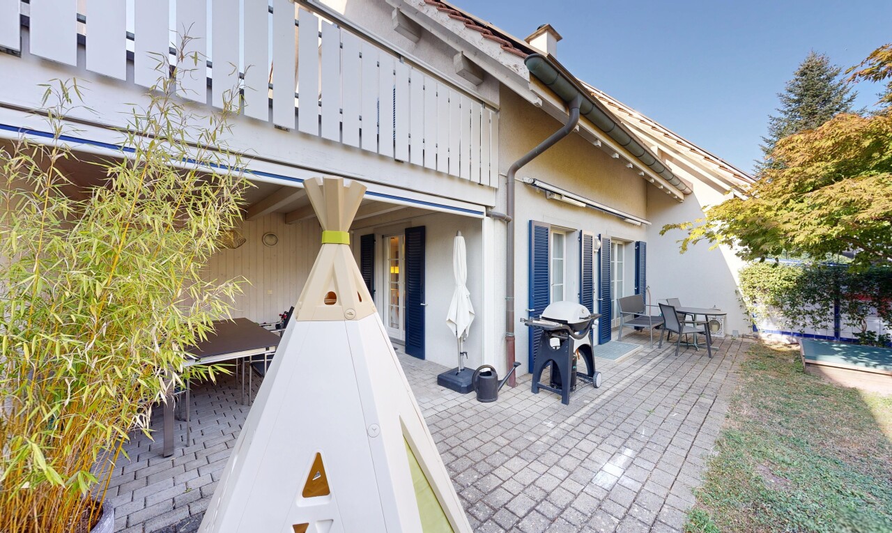 terrasse mit property visible, terrasse, grill, day time, und balkon