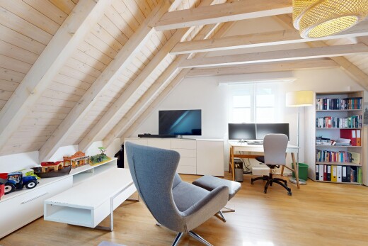büro mit vaulted ceiling, dachschräge, beamed ceiling, balkendecke, und wood finish floor