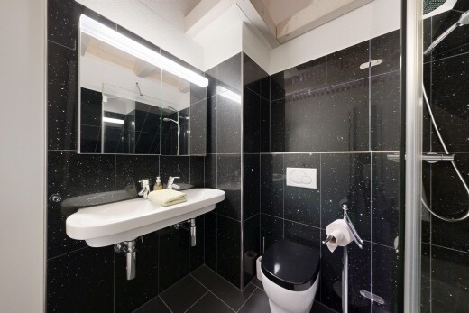 bad mit fliesenwand, tile wall, spiegel, waschbecken, und fliesenboden
