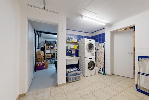 wäschekammer mit waschturm, wäscherei, inside property, fliesenboden, und tile floor