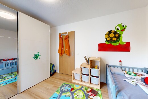 zimmer / schlafzimmer mit wood finish floor, holzfußboden, drywall, gipskartonwand, und inside property