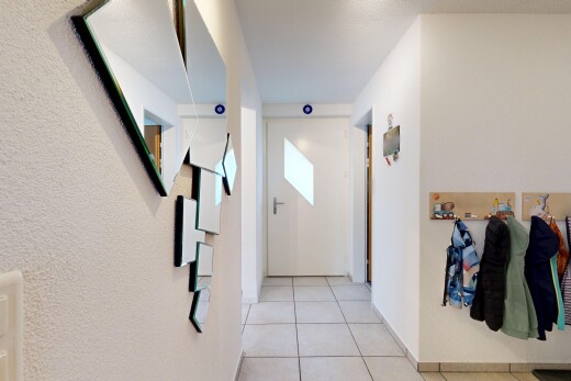 halle / korridor mit tile floor, fliesenboden, light floor, und inside property