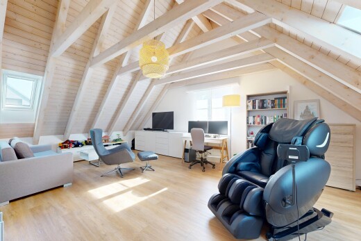 wohnzimmer mit wood finish floor, holzfußboden, vaulted ceiling, dachschräge, und beamed ceiling