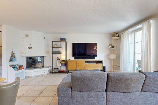 wohnzimmer mit fernseher, drywall, gipskartonwand, tile floor, und fliesenboden