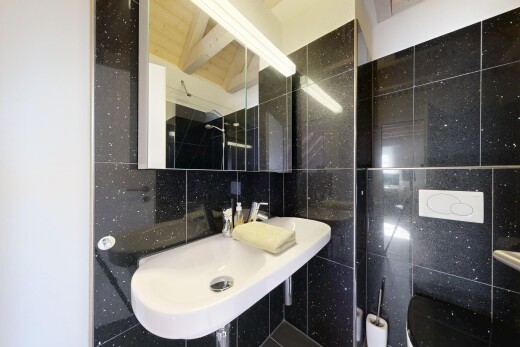 bad mit tile wall, fliesenwand, spiegel, toilette, und waschbecken