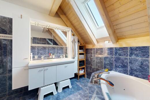 bad mit fliesenwand, tile wall, balkendecke, beamed ceiling, und dachfenster