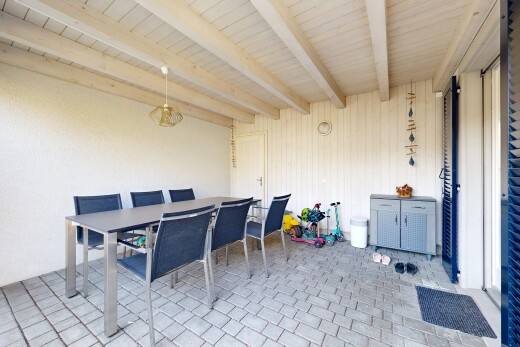 esszimmer mit balkendecke, beamed ceiling, pendelleuchte, high end ceiling, und holzdecke
