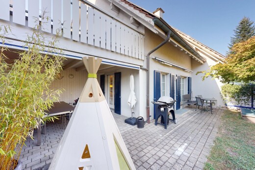 terrasse mit property visible, terrasse, grill, day time, und balkon
