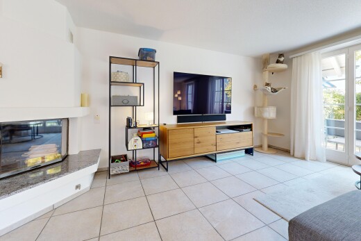 wohnzimmer mit fernseher, gipskartonwand, drywall, fliesenboden, und tile floor
