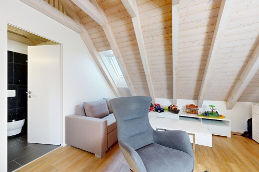wohnzimmer mit beamed ceiling, balkendecke, wood finish floor, holzfußboden, und inside property