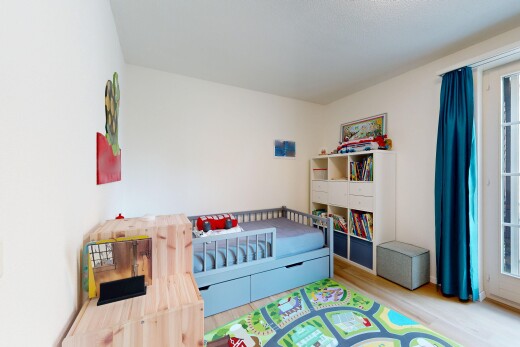 zimmer / schlafzimmer mit wood finish floor, holzfußboden, drywall, gipskartonwand, und inside property