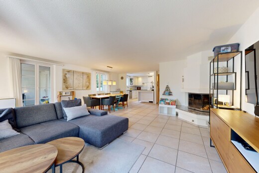 wohn- / esszimmer mit drywall, gipskartonwand, kamin, tile floor, und fliesenboden
