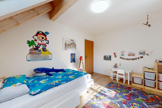 zimmer / schlafzimmer mit holzfußboden, wood finish floor, gipskartonwand, drywall, und balkendecke