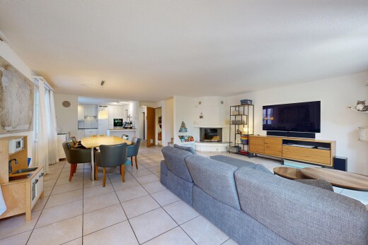 wohn- / esszimmer mit fernseher, drywall, gipskartonwand, tile floor, und fliesenboden