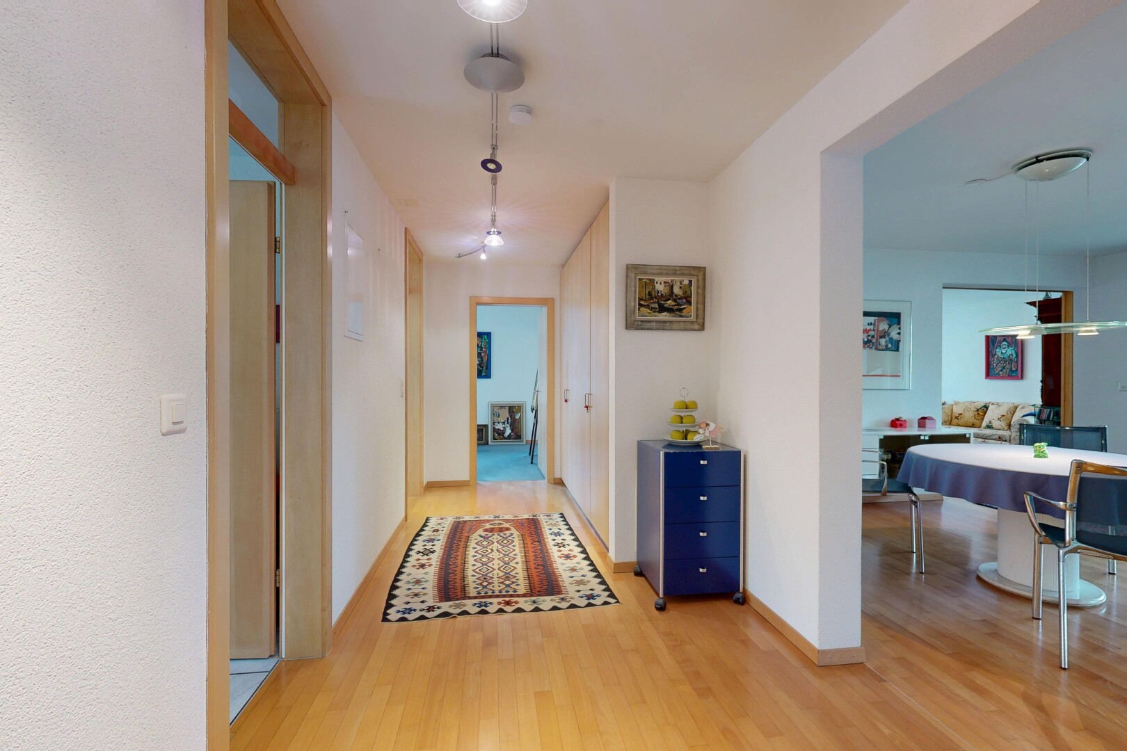 couloir avec sol en finition bois, wood finish floor, inside property, plinthes murales, et baseboards wall
