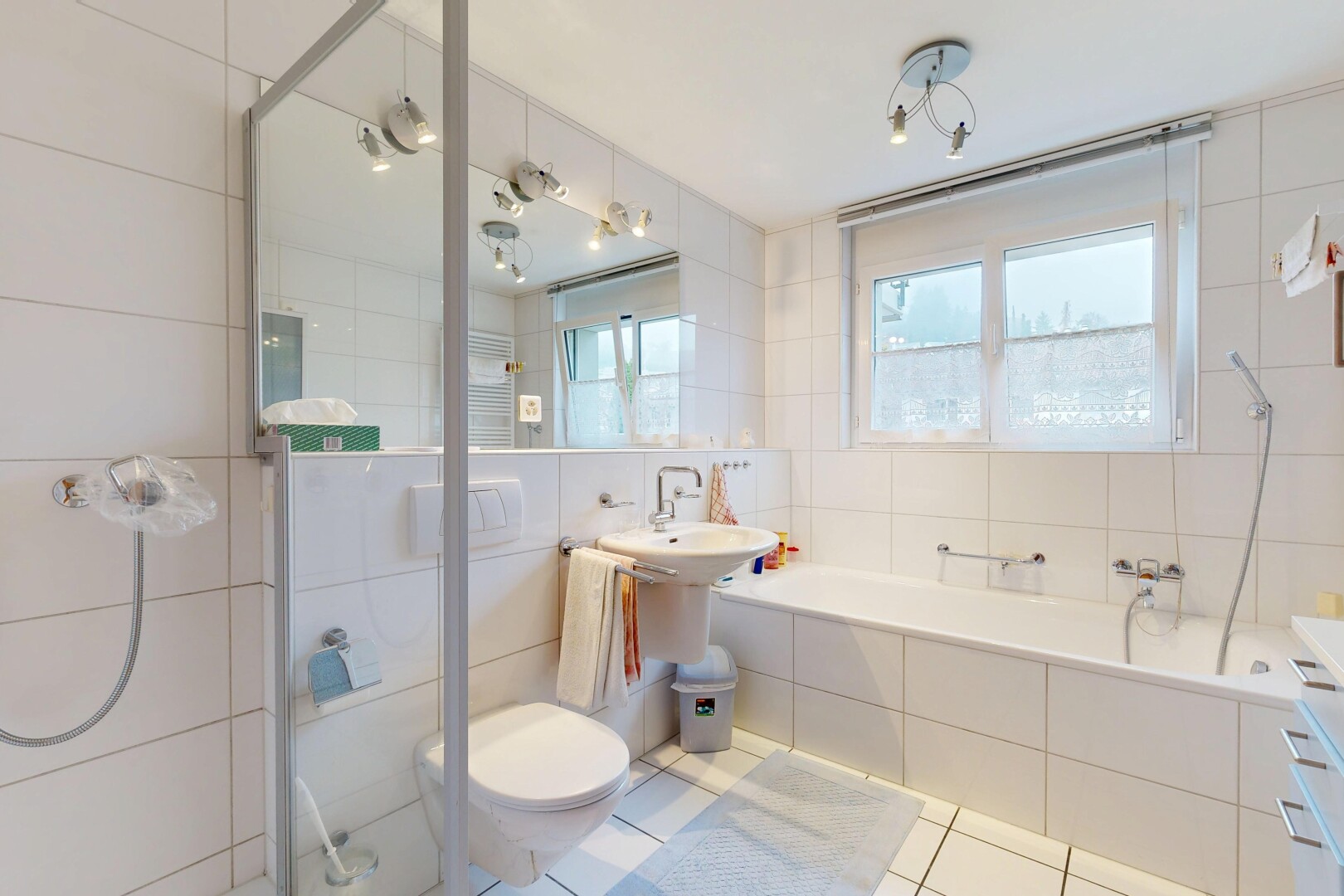 salle de bains avec mur en carrelage, tile wall, salle de bain complète, miroir, et douche