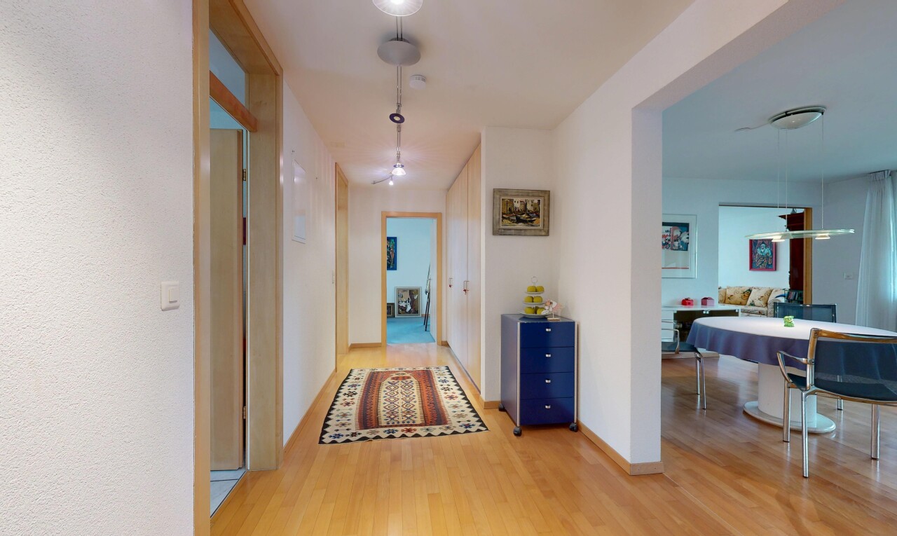 couloir avec sol en finition bois, wood finish floor, inside property, plinthes murales, et baseboards wall