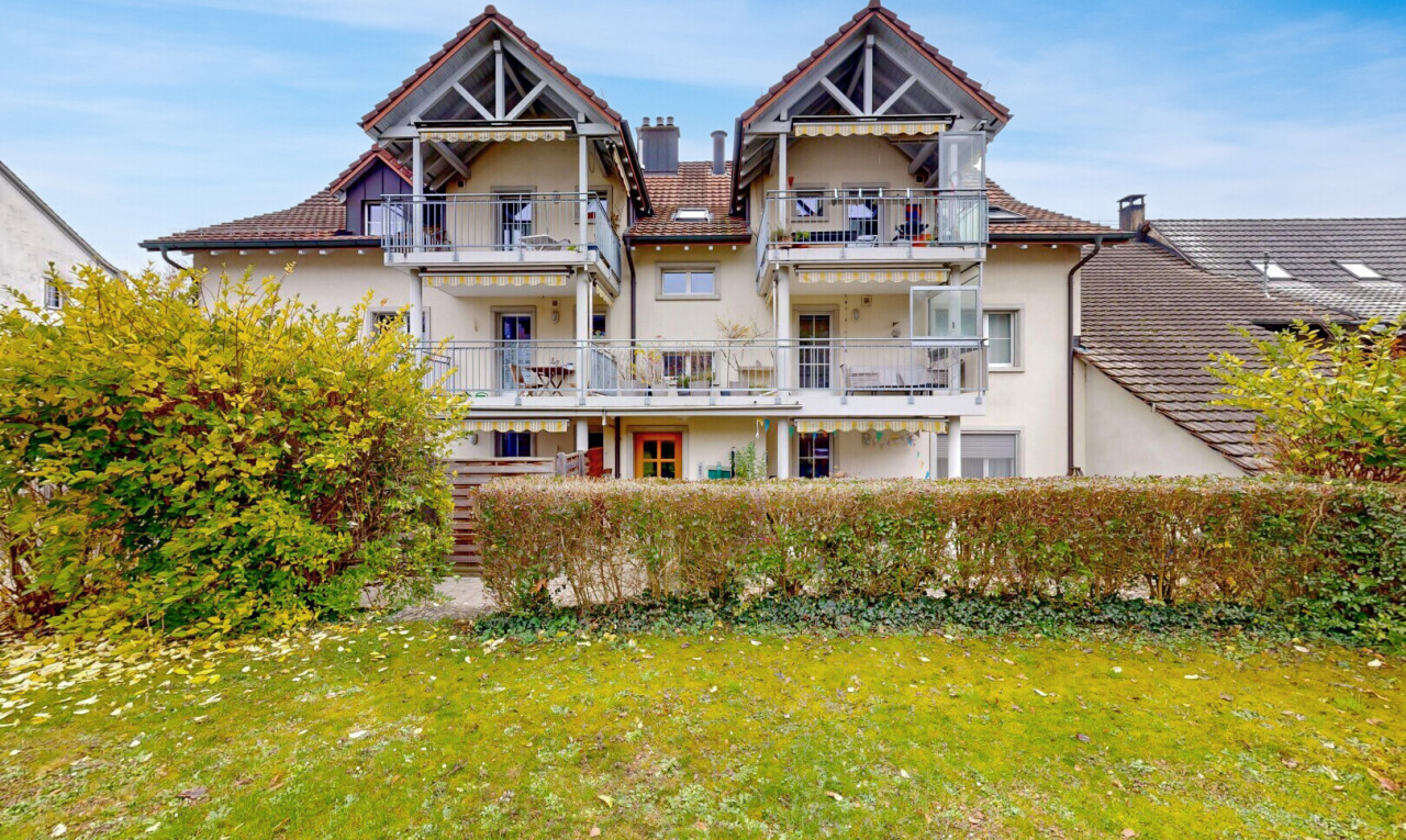 façade avec pelouse, property visible, bardage en stuc, day time, et balcon